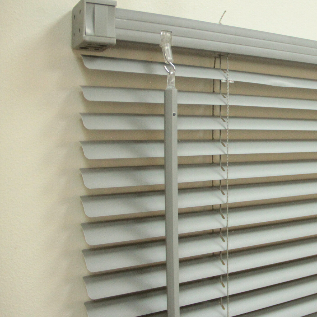 Persiana Veneciana Pvc 25MM 180X165 Cm Manual Gris Ceniza Aura - Imagen 8