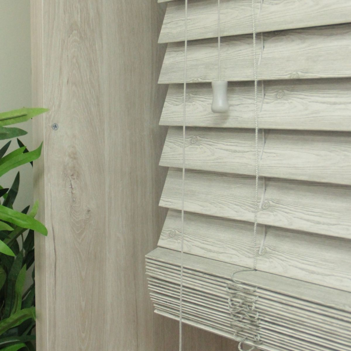 Persiana Imitación Madera 50 MM 180X165 Cm Gris Texturado Aura - Imagen 3