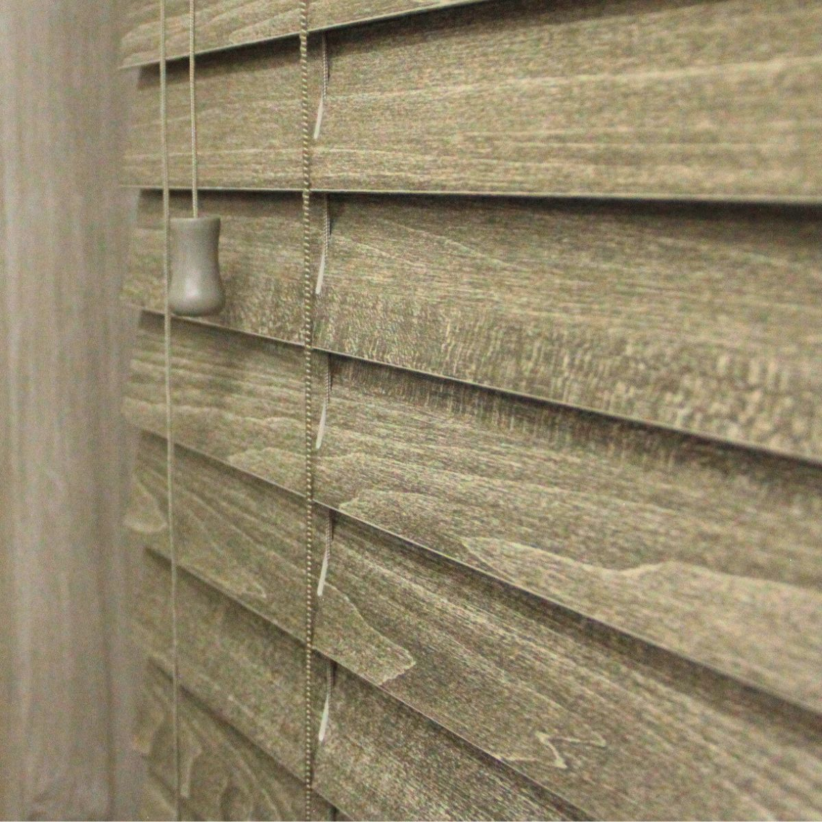 Persiana Imitación Madera 50 MM 160X165 Cm Marmolado Texturado Aura - Imagen 5